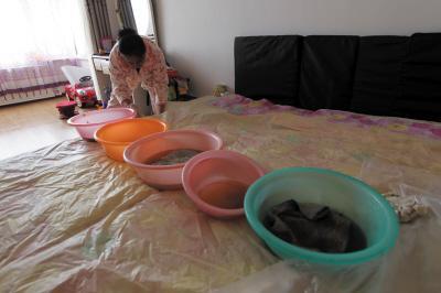 巴楚楼上漏水，住户失联，小区没物管，业主维权难！律师来支招……